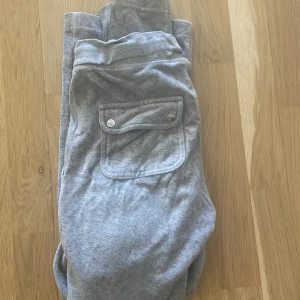 Gråa juciy byxor  - Stolek XS men passar S , gråa i de mer sträva materialet, bra sick men använt.. där av priset då både snöret åkt ut och byx ändorna e ner trampade (är 160) de e tighta på en S person mer bilder i dm!   Hör av er vid intresse 