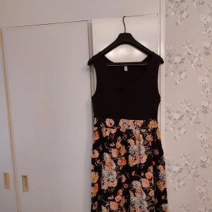 Stilig sommarklänning  - Mycket fin tunn sommarklänning, längd till knäna. Använd bara 1 gång.