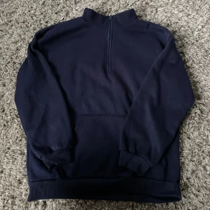 Tjocktröja  - Marinblå Turtleneck tröja. Köparen står för frakten 