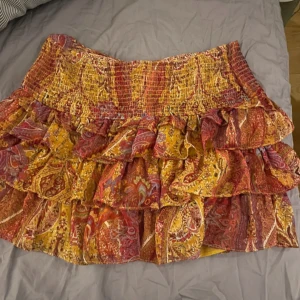 Zara volangkjol  - Slutsåld volangkjol nypris 379kr jag säljer för 400-450kr💕