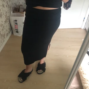 Kjol - Jättefin kjol som tyvärr inte kommer till användning hos mig. Fint skick, använd fåtal gånger.