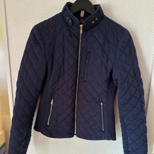 Jacka Zara, 38 - Jacka från Zara Figursydd Storlek 38