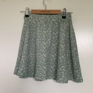 Kjol stl 140 - Mycket bra skick knappt använd