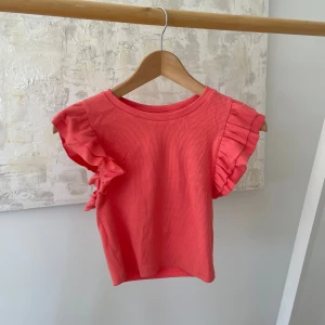 Top Zara - Söt top från Zara i storlek S. Toppen har en liten knappt synlig fläck nedanför bröstet. 