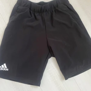 Shorts - Säljer dessa träningsshorts från adidas, oanvända.