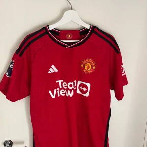Manchester United tröja - Fotbollströja, storlek L sitter bra på M också, skick 8,5/10, pris kan diskuteras vid snabb affär!