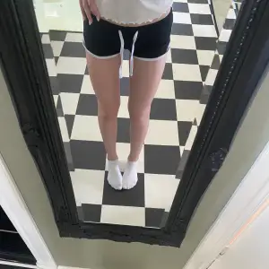 Low waist mjukis shorts som är lite för korta för mig❣️Säljer även likadana i grå i samma storlek och allt💕