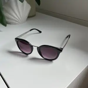 Knappt använda solglasögon i jättefint skick