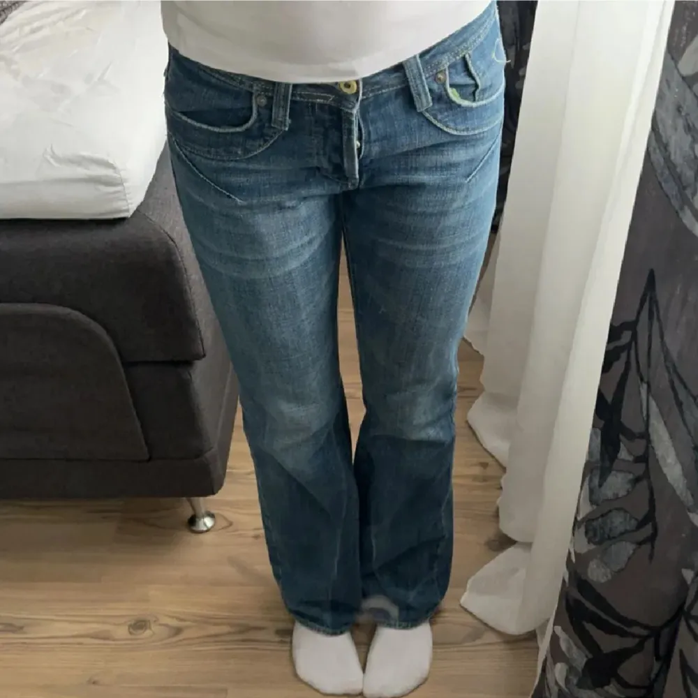 Lågmidjade bootcut jeans. Midjemått ca 78cm och innerbenslängd ca 80cm. Väldigt fina och ger en vintage vibe! SÄLJER FÖR 180 ENDAST IDAG⚠️. Jeans & Byxor.