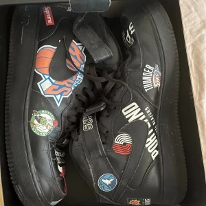 Nike Supreme x NBA x Air Force 1 07 Mid Black - Super coola kollaboratör skor från Supreme, Nike, och NBA! Köpta i 2019 för 2700kr och dom är ganska använda! Dom är sköna och ett collection par skor om det är det man är efter! Kommer med skolådan!