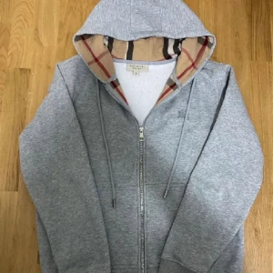 Burberry kofta  - Pris kan diskuteras :)