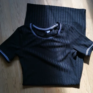 Svart klänning - Svart klänning i stretchigt och mjukt material. Sitter jättefint och formar sig efter kroppen. Storlek 36, väldigt fint skick. Hämtning, annars betalas frakt av köparen. Bara att skriva vid frågor eller bud! 🌻 