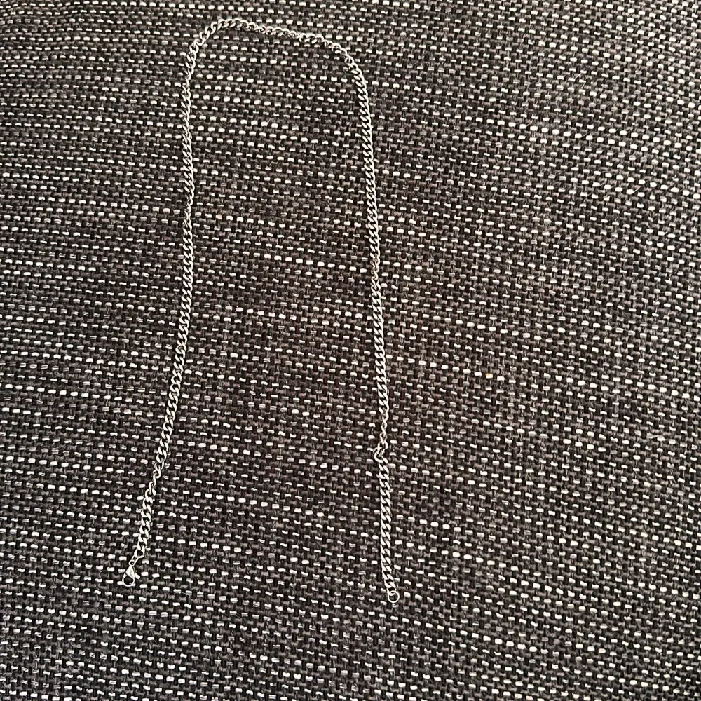 Silver halsbandet är rostfritt stål ny pris är 350kr, säljer för 200kr, guld halsbandet är också rostfritt stål ny pris på guld halsbandet är 450kr, säljer för 250kr, för båda 450kr. Silver är 55cm lång, guld är 55cm lång och 6mm bred. Asusteet.