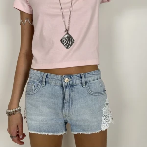 BLÅ SHORTS MED SPETS - Jättecoola & unika shorts! Storlek S (36). Modellen är 177 cm🩵🩵