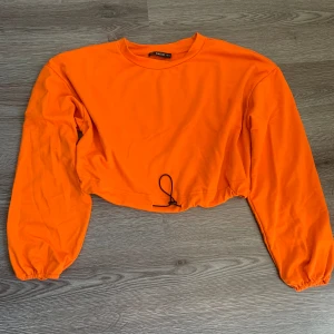 Tröja - Croppad tröja som använts 2 gånger. Lite oversized