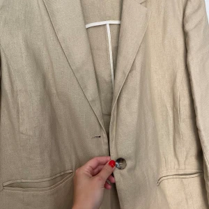Beige linnekavaj - Fin kavaj i linne från Lindex. Mycket sparsamt använd. Köparen står för frakt. 