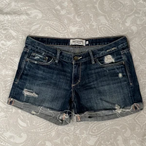 Lowwaist jeansshorts - Säljer mina abercrombie and fitch jeansshorts då de inte passar mig. Jag har aldrig använt dem och tveka inte på att höra av dig vid funderingar!!🩷