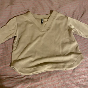 Tröja - Tröja från Pieces, storlek Xs. Använd någon enstaka gång så den är i nyskick! 💕