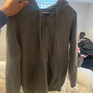 Tja! Säljer nu denna gråa Kashmir hoodie som köptes i Italien. Hoodien ör väldigt fint skick utan några konstigheter.  Hör av dig vid frågor eller funderingar! 