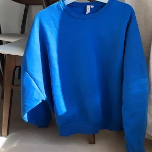 Blått mjukisset från Nelly - Blått mjukisset från Nelly i storlek M. Endast använd någon gång 🤍