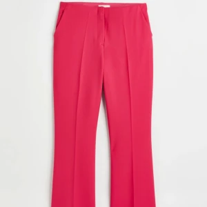 Rosa byxor, strl 34 - Aldrig använda. Köptes för 300 kr, säljer för 100 kr.