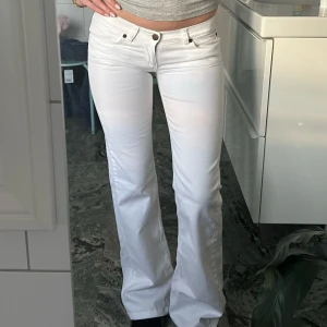Vita lågmidjade jeans - GALET snygga vita jeans med låg midja och bootcut🤍 Midja: 35/36 cm tvärs över, Innerbenslängd: 78 cm. Står strorlek M men snarare XS/S. Dom är stretchiga i materialet och sätter sig som en smäck! Från märket Tessie, perfekt skick