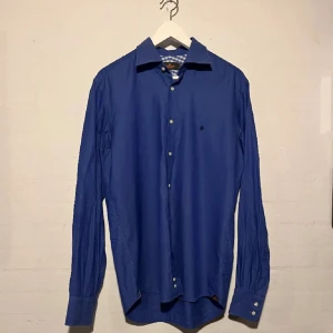 Morris skjorta  - Fin Morris skjorta i marinblå färg storlek M. Skicket är grymt inga hål eller slitningar/fläckar Stryks såklart innan den skickas! Kan gå ner i pris vid snabb affär 
