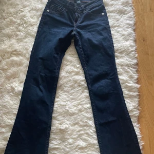 Lågmidjade bootcut jeans  - Jättefina jeans från h&m i bra skick,  säljer eftersom att jag inte använder dem💗💗 Midjemått rakt över: 36cm  Innerbenslängd: 80cm