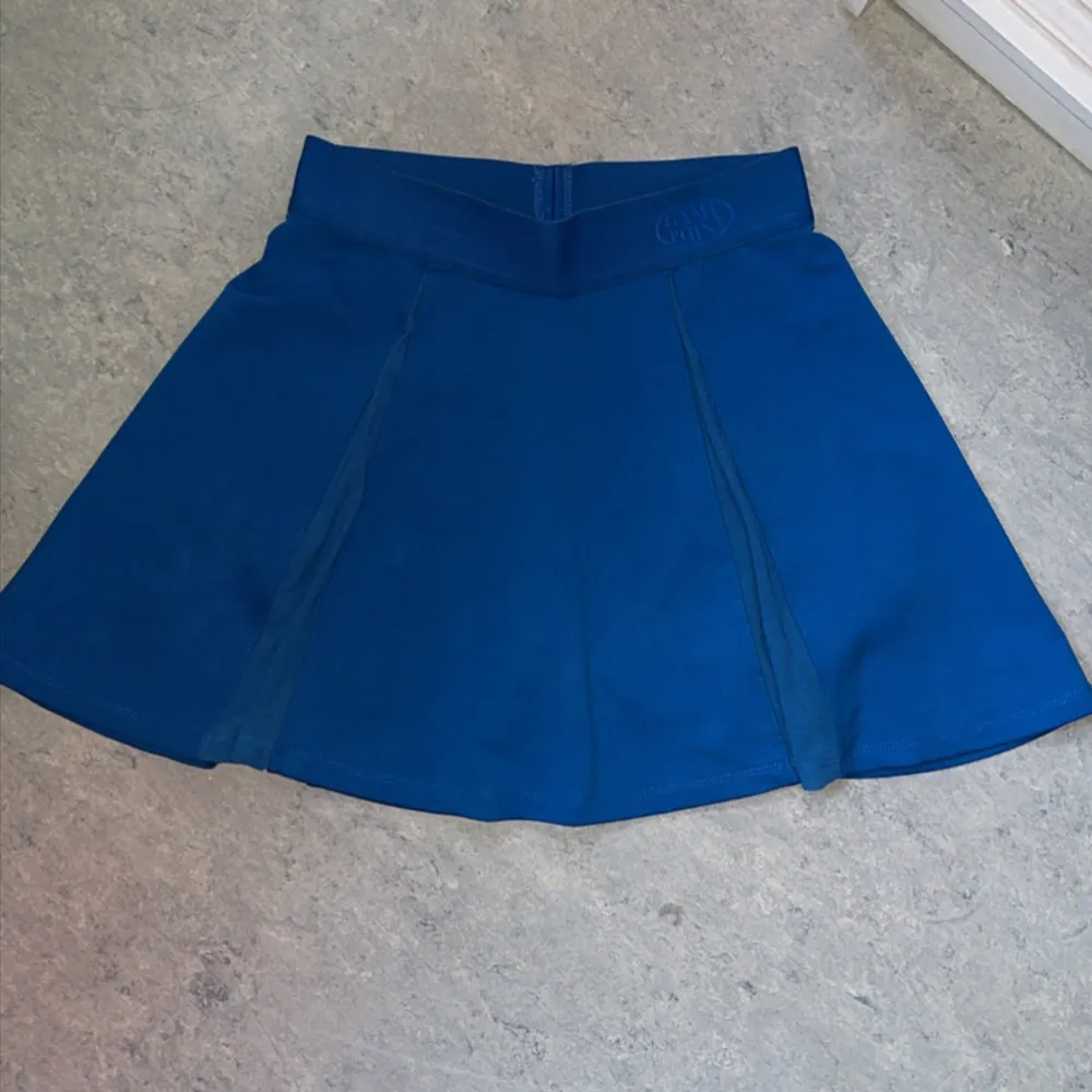 Kjol som passar perfekt till tennis/golf/etc, inbyggda shorts. Storlek S. Nyskick, inga hĂ„l eller andra defekter. Pris kan diskuterasđ. Hameet.