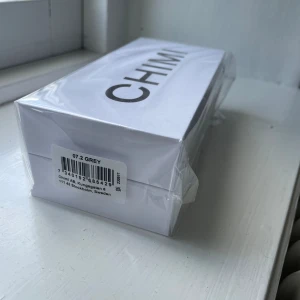 Helt nya Chimi 07 - Gråa Chimi i modellen 07. Helt nya och oöppnade, fortfarande plasten kvar runt. Köpta för 1350. Säljs då jag har två par