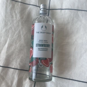 Parfym - Här säljer jag min the body shop parfym. Inte haft användning av den på längre, det är mer än hälften kvar, orginalpriset var 180kr eller mer, jag säljer den för 115kr eftersom att det är mer än hälften kvar💗