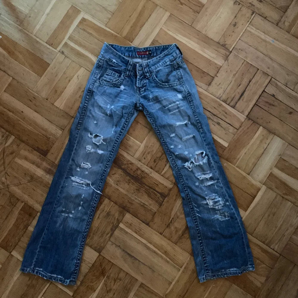 Super snygga 2000s jeans som tyvärr inte kommer till användning, Hål över byxorna ( ett litet på rumpan men syns inte)💋. Jeans & Byxor.