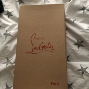 Christian louboutin box  - Låda till mina gamla loubs  