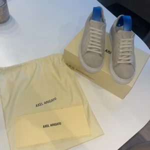 Axel arigato storlek 41 - Säljer mina Arigato. Bra skick knappt andvända, bara använda några få gånger. (Pris kan diskuteras)