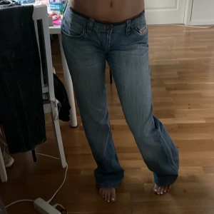 Lågmidjade jeans - Diesel jeans, flare och lite baggy, vintage. Bra skick👌