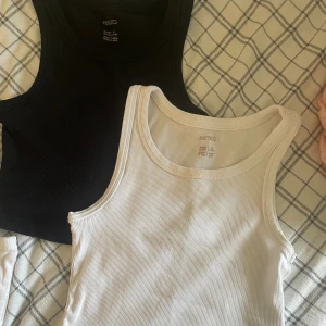 Korta toppar - Korta toppar, sköna, snygga och mycket fin passform☺️Säljer dem tillsammans för 50kr!