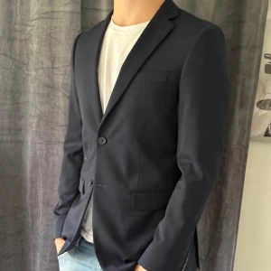 Dressmann kavaj - Riktigt fet och änvänt 1 gång så den är i ny skick!  Modellen är 185cm och väger 81 kg Vid andra frågor och funderingar är de bara att skriva!💯
