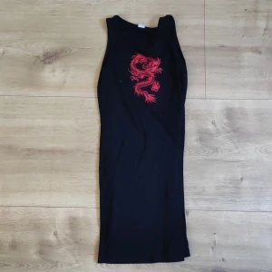 Drack klänning  - Jätte bra och fin. Skriv om ni vill att vi ska tvätta eller stryka innan köp!