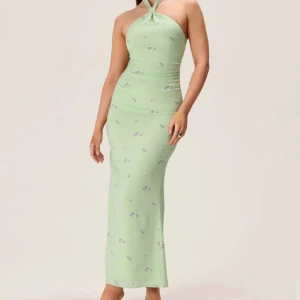 Klänning Adoore  - Superfin halterneck-klänning från Adoore i stl 36. Tyvärr satt den snäppet för tight på mig över höften, dock en rätt så elastisk 36a!   Nypris 1495kr säljes för 700kr+frakt! 