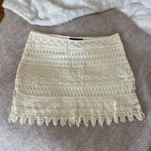 Spetskjol - Säljer min spetskjol som är oanvänd 🙌 Storlek s/m 💗