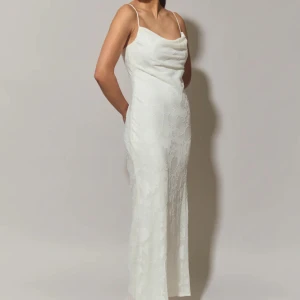 Gina tricot flower Cowl neck dress - Använd en gång! Slutsåld och väldigt populär därav Priset