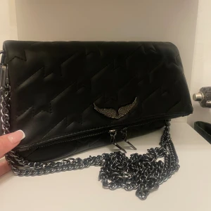 Zadig & Voltaire väska - säljer denna väska, använd några gånger. Fick denna av en släkting men ingen kartong osv till så kan inte garantera äkthet på den.