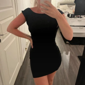 Svart klänning - Från Shein, köpt för 119kr. Endast testad 🫶🫶storlek S