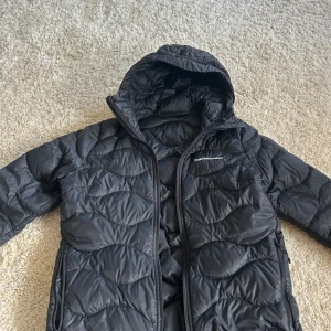  Peak Performance dunjacka  - Fräsch jacka, sälja pga att jag inte använder den längre, höger dragkedja kan vara knepig att få upp annars fläckfri😇