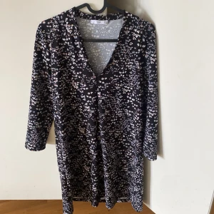 Klänning  - Säljer min somriga klänning. Som passar perfekt till vardagar och fester 