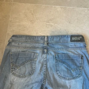Lågmidjade ragtag jeans💖 - Skitsnygga ljusblå jeans nu till sommaren💞Skriv vid intresse eller frågor💖Pris kan diskuteras💘 Midja rakt över: 42 Innerben: 84
