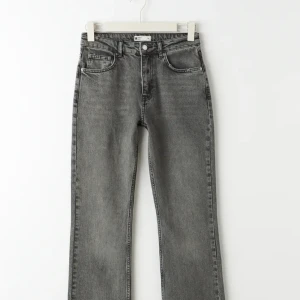 Gina full length flare - Jeans från Gina i modellen full lenght flare, sparsamt använda ❣️Pyttelite slitningar nere vid hälen som det ofta blir på jeans därav priset!! 