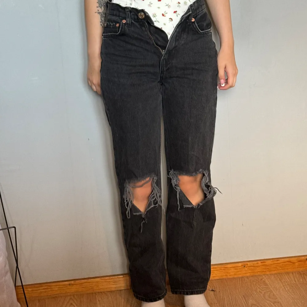 Säljer mina älskade jeans från Gina då de blivit för små. Köptes för 599kr och har inga uppenbara defekter. . Jeans & Byxor.