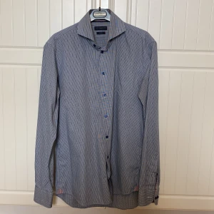 Tommy Hilfiger Skjorta - Rutig skjorta vit/blå. Bra skick! Modellen är slim fit 