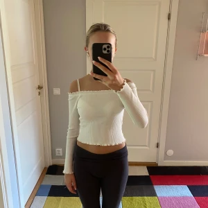 Off shoulder tröja - Vit off shoulder tröja från Gina Tricot i storlek s
